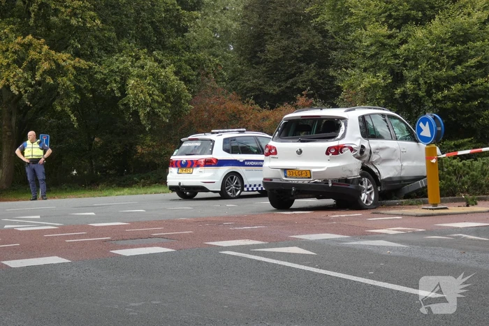 Enorme schade na botsing met twee auto's