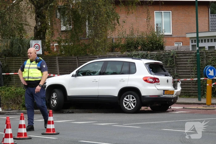 Enorme schade na botsing met twee auto's