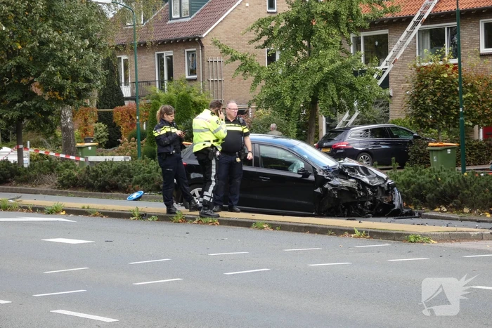 Enorme schade na botsing met twee auto's