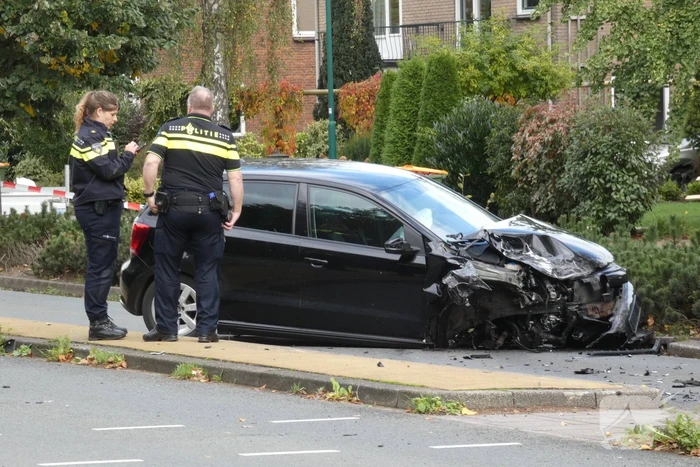 Enorme schade na botsing met twee auto's
