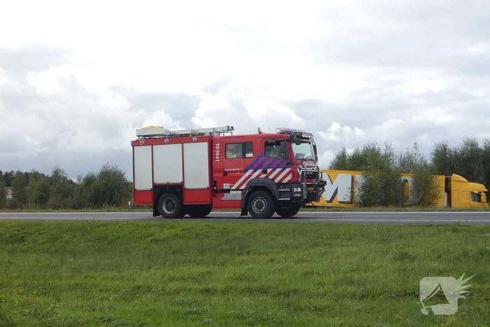 Jumbo-vrachtwagen belandt in sloot naast snelweg