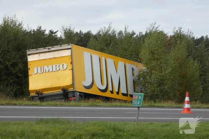 Jumbo-vrachtwagen belandt in sloot naast snelweg