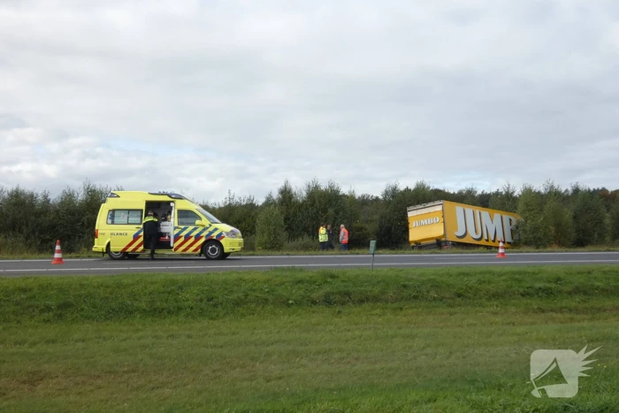 Jumbo-vrachtwagen belandt in sloot naast snelweg