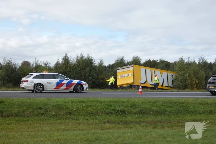 Jumbo-vrachtwagen belandt in sloot naast snelweg