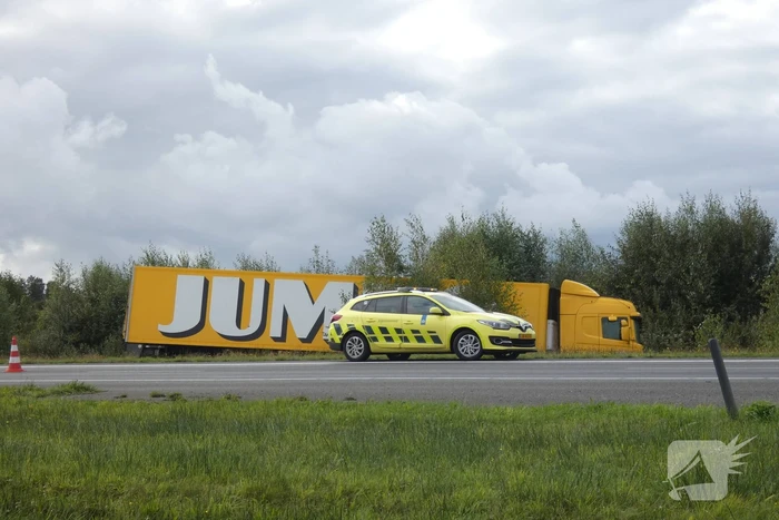 Jumbo-vrachtwagen belandt in sloot naast snelweg