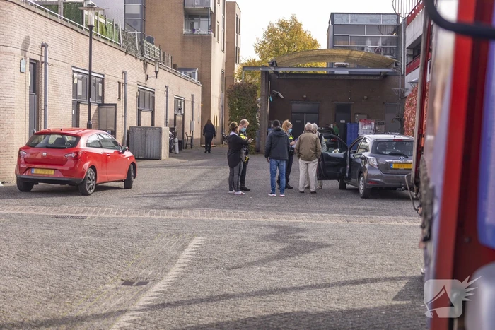 Twee auto's botsen voor parkeergarage Winkelcentrum Emiclaer
