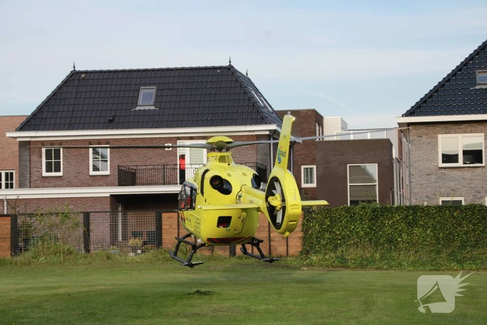 Traumahelikopter landt voor gevallen persoon