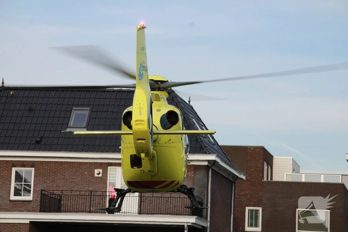 Traumahelikopter landt voor gevallen persoon