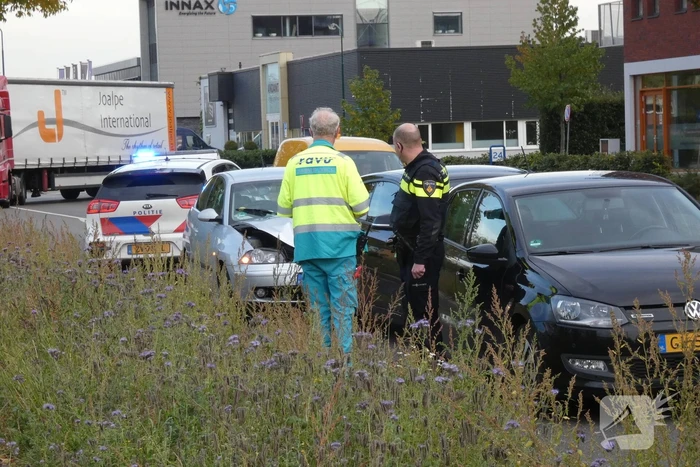 Kop-staart aanrijding tussen drie voertuigen
