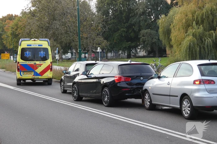 Kop-staart aanrijding tussen drie voertuigen