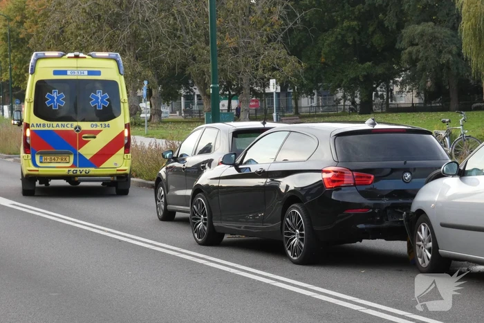 Kop-staart aanrijding tussen drie voertuigen