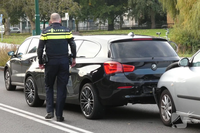 Kop-staart aanrijding tussen drie voertuigen