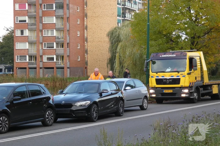 Kop-staart aanrijding tussen drie voertuigen