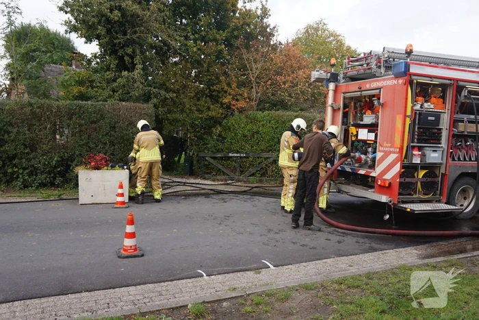 Brandweer blust brand in badkamer