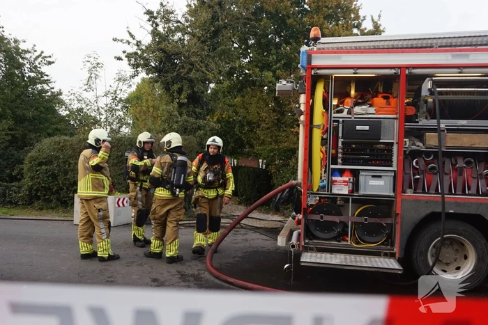 Brandweer blust brand in badkamer