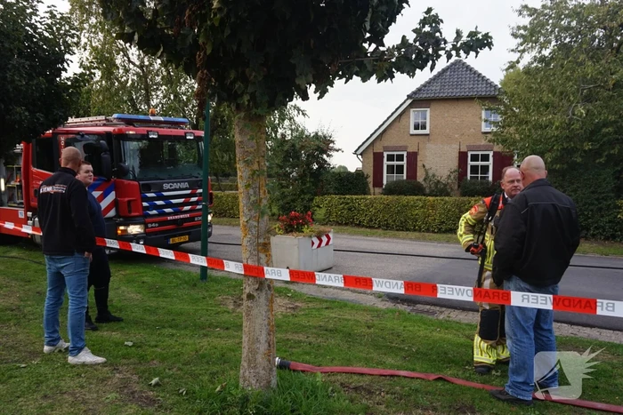 Brandweer blust brand in badkamer