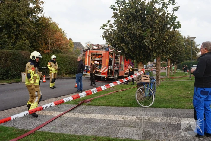 Brandweer blust brand in badkamer