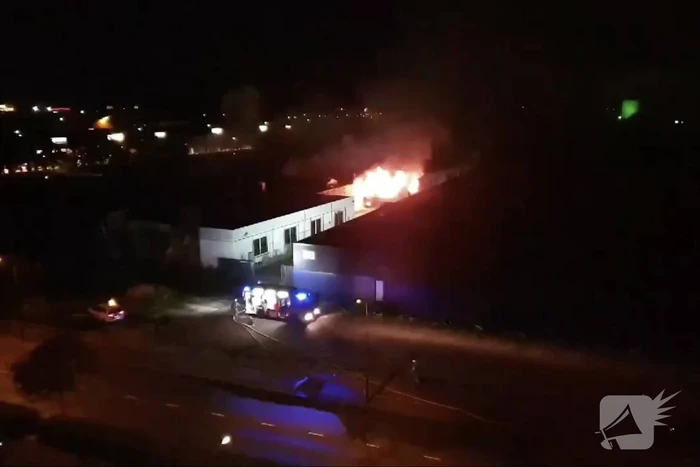Grote uitslaande brand in opslagloods
