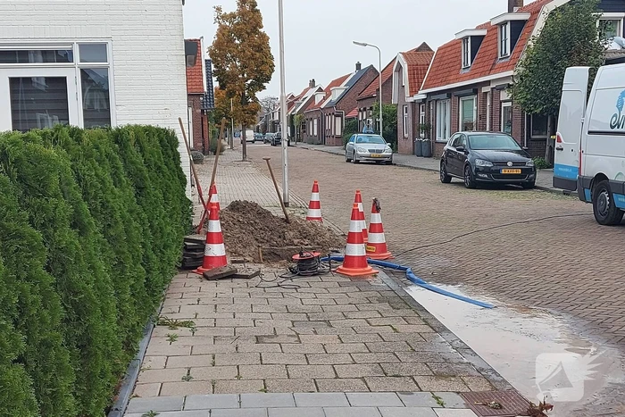 Waterlekkage onder trottoir