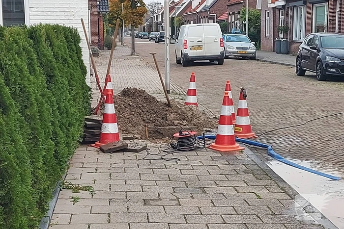 Waterlekkage onder trottoir