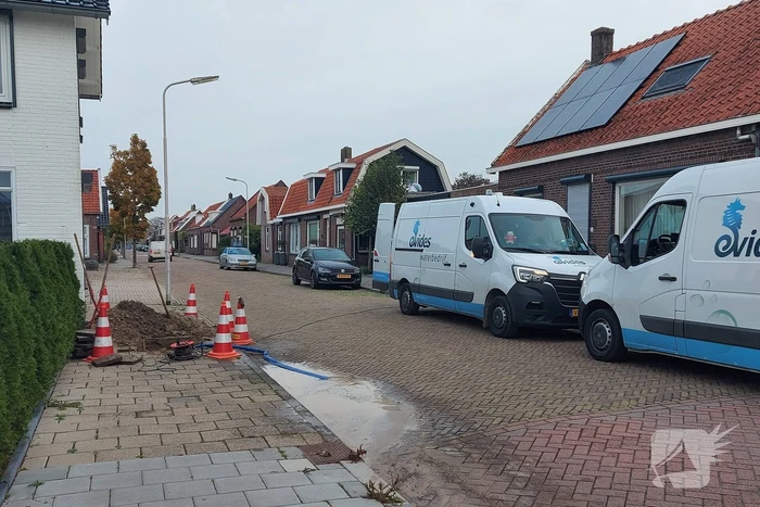 Waterlekkage onder trottoir