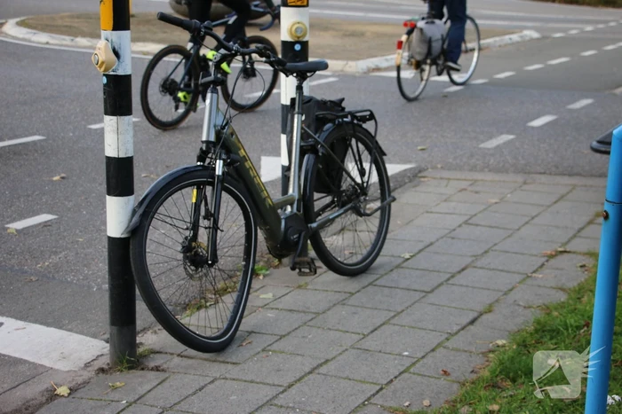 E-biker in botsing met personenauto
