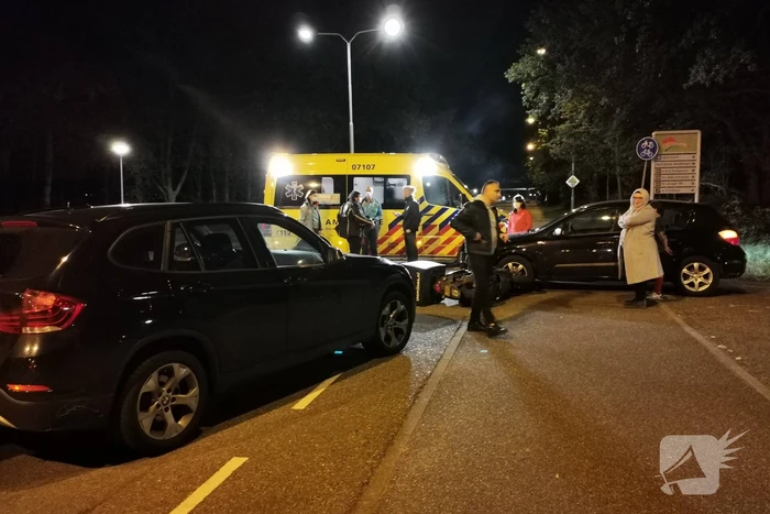 Maaltijdbezorger botst op kruising met auto