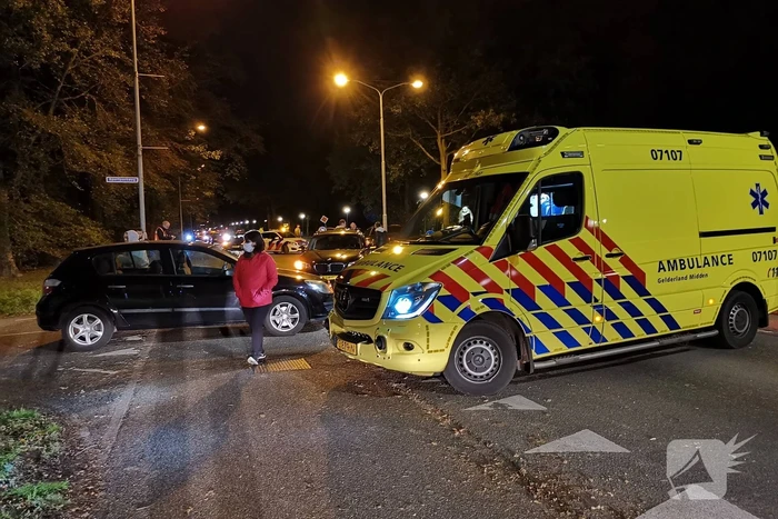 Maaltijdbezorger botst op kruising met auto