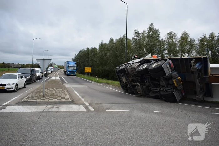Vrachtwagen kantelt op rotonde