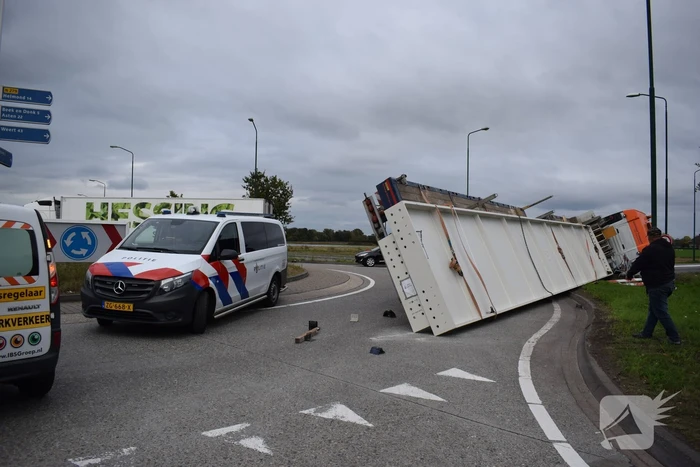 Vrachtwagen kantelt op rotonde