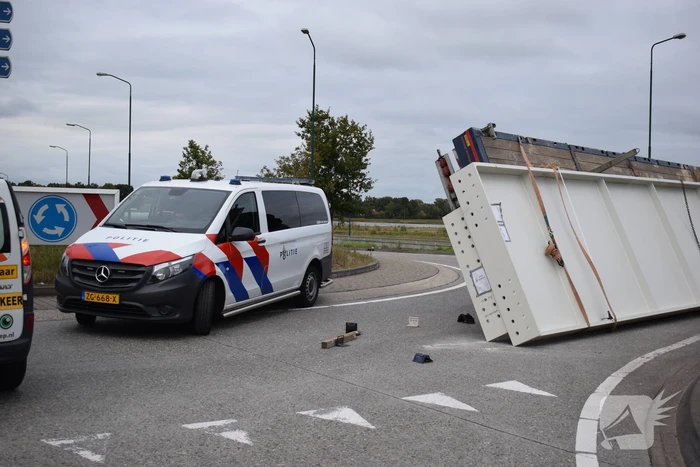 Vrachtwagen kantelt op rotonde