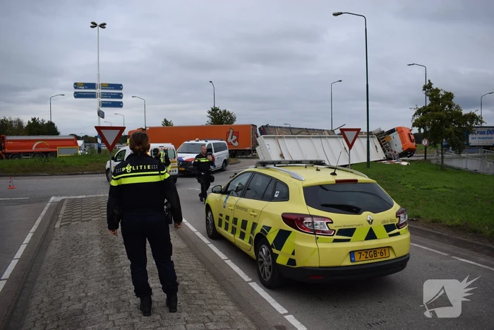 Vrachtwagen kantelt op rotonde