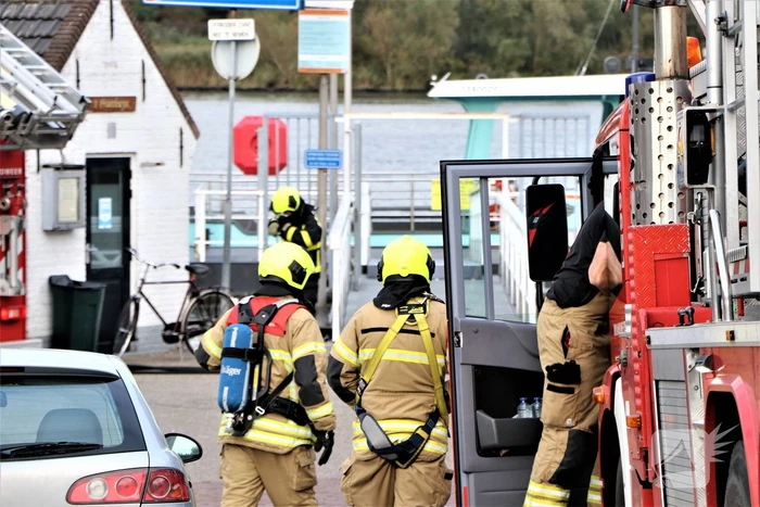 Brandweer blust brand in afzuigkap