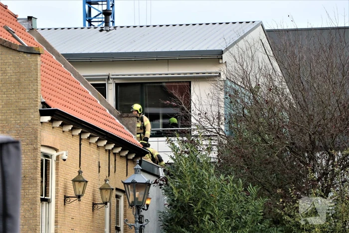 Brandweer blust brand in afzuigkap