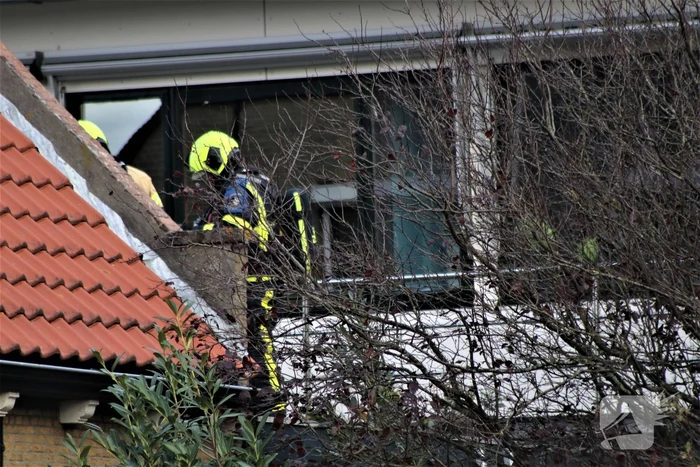 Brandweer blust brand in afzuigkap
