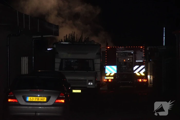 Autobrand deels geblust door omstanders