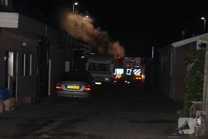 Autobrand deels geblust door omstanders