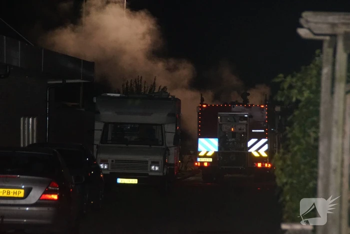 Autobrand deels geblust door omstanders