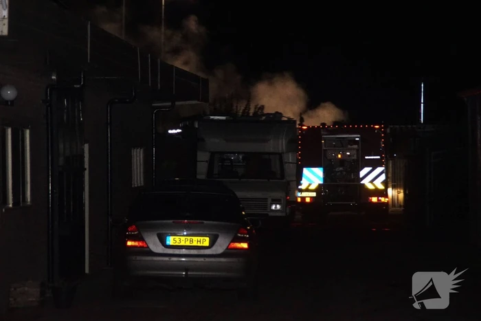 Autobrand deels geblust door omstanders