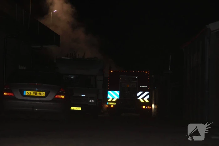 Autobrand deels geblust door omstanders