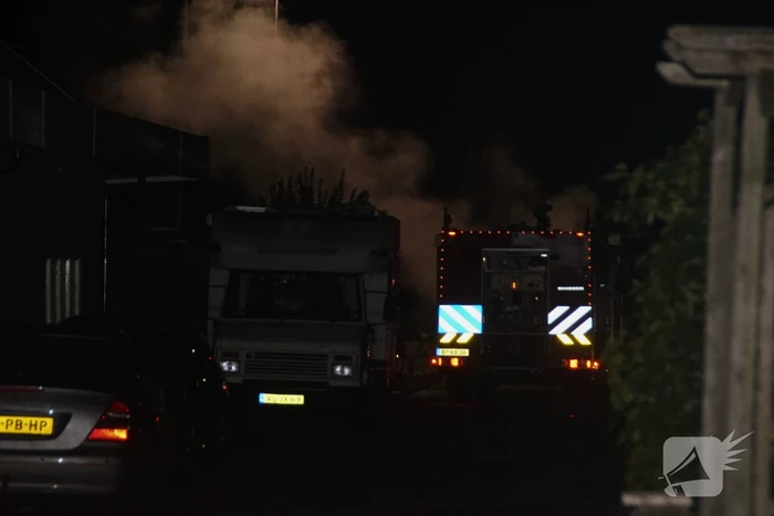 Autobrand deels geblust door omstanders