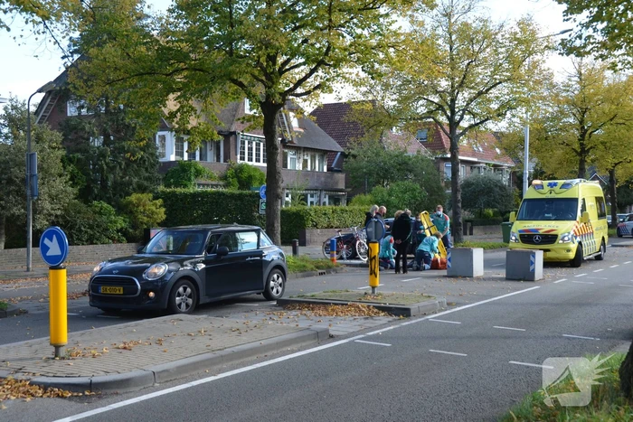 Vrouw in scootmobiel aangereden door auto