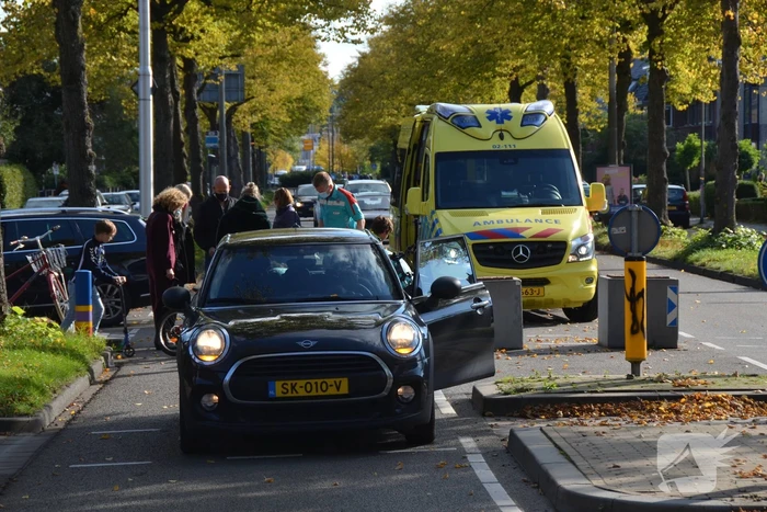 Vrouw in scootmobiel aangereden door auto