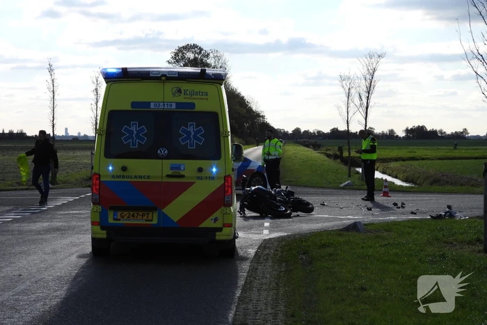 Motorrijder gewond na botsing met auto op kruising