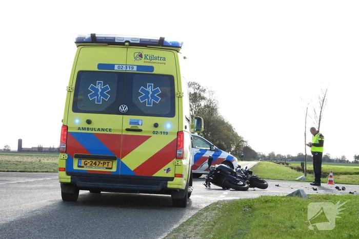 Motorrijder gewond na botsing met auto op kruising