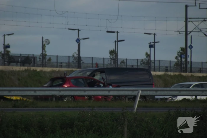 Bedrijfsbus en drie auto's betrokken bij ongeluk