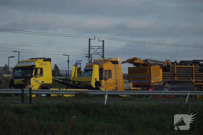 Bedrijfsbus en drie auto's betrokken bij ongeluk