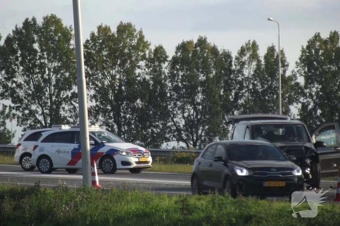 Bedrijfsbus en drie auto's betrokken bij ongeluk