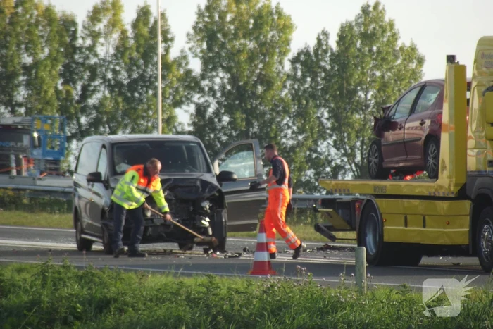 Bedrijfsbus en drie auto's betrokken bij ongeluk