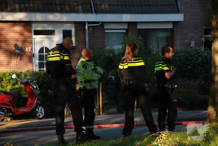 Voordeur woning flink beschadigd door brand
